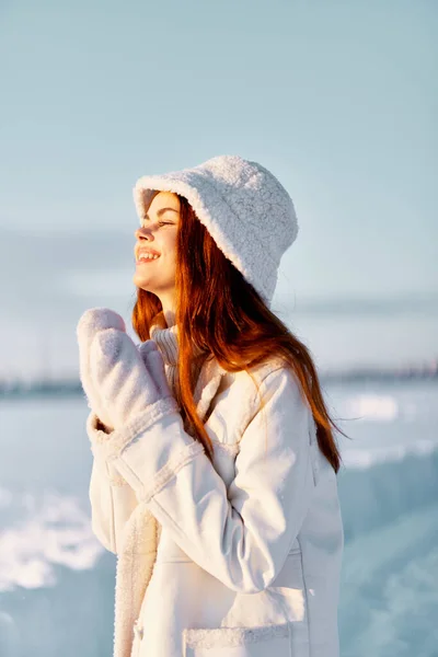 Mujer invierno ropa caminar nieve frío vacaciones estilo de vida —  Fotos de Stock