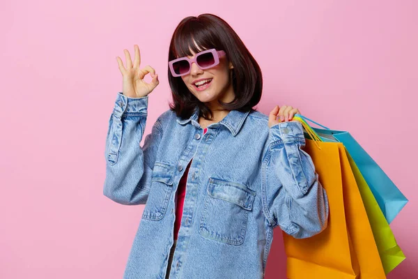 Joven mujer de compras en la tienda diversión entretenimiento aislado fondo —  Fotos de Stock