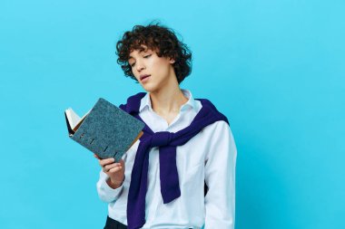 Üniversite öğrenim ceketi giyen bir adam arka planda izole edilmiş.