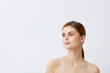 Güzel bir kadın, temiz cilt bakımı pozu veriyor. Çekici görünüyor.