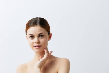 Kadın gülümseyen, çıplak omuzlu, beyaz tenli, açık tenli.