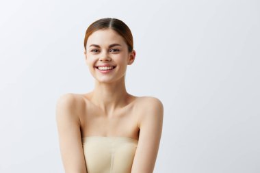 Güzel bir kadın çıplak omuzlarıyla saf cilt cazibesi yakın çekim yaşam tarzı