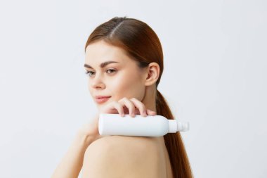 Güzel kadın losyonu kavanozu temiz cilt bakımı izole edilmiş geçmiş