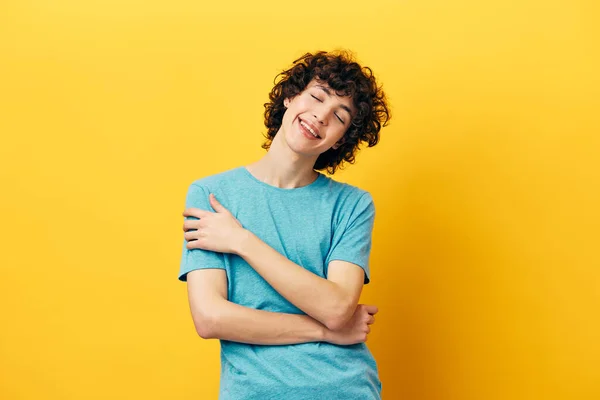 Rizado chico posando estilo de vida estudio amarillo fondo — Foto de Stock