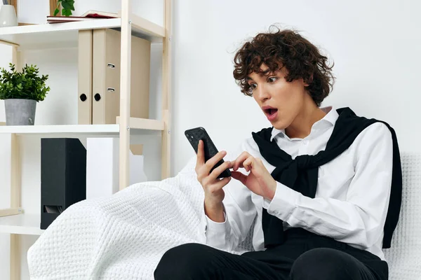 Homem na sala no sofá com o telefone on-line aprendendo tecnologia de estilo de vida — Fotografia de Stock