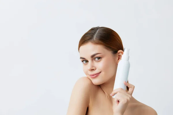 Mulher cuidados da pele loção com ombros nus fundo isolado — Fotografia de Stock