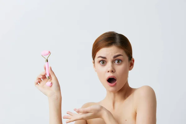 Hübsche Frau Massage Roller Anti-Aging-Gesichtsbehandlung isoliert Hintergrund — Stockfoto