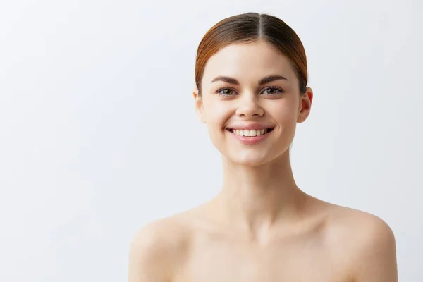 Retrato mujer pelo rojo desnudo hombros cosméticos cuidado de la piel aislado fondo —  Fotos de Stock