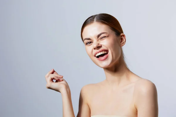 Hermosa mujer posando cuidado de la piel limpia aspecto atractivo fondo claro — Foto de Stock