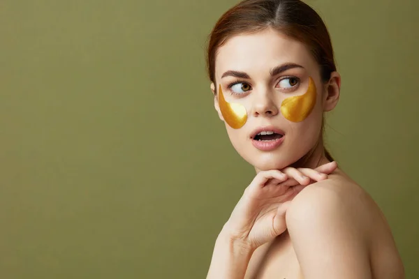 Wanita patch rejuvenation kulit perawatan menyenangkan setelah mandi pijat wajah terisolasi latar belakang — Stok Foto