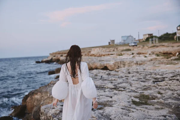 Beyaz elbiseli kadın doğa yürüyüşü yapıyor. — Stok fotoğraf