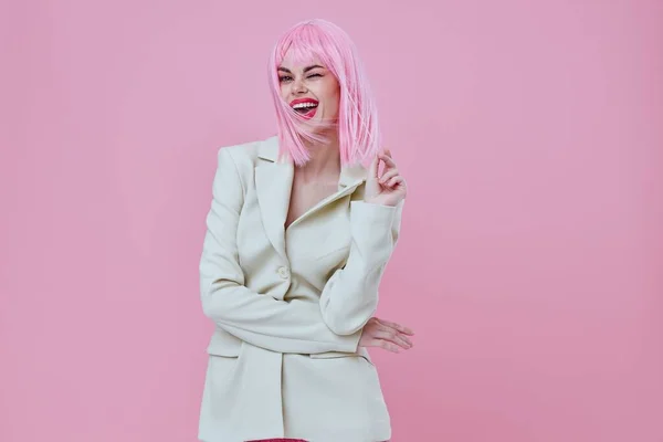 Portrét půvabné dámy v bílém blejzru růžové vlasy Glamor Kosmetika barva pozadí beze změny — Stock fotografie
