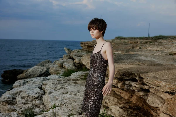 Jolie femme en robe posant paysage de pierres intacte — Photo
