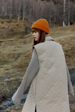 Sonbahar kıyafetleri içinde bir kadın portresi. Doğa ağaçları rahatlamak için seyahat eder.