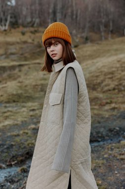 Yapraksız kadın ağaçları seyahat eder. Temiz hava alır.