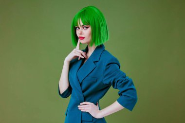 Güzel, modaya uygun kız jesti eller yeşil saç moda stüdyo modeli değiştirilmemiş