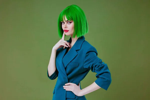 아름다운 패션 소녀의 재미 제스처 녹색 손 패션 스튜디오 모델 변경되지 않은 — 스톡 사진