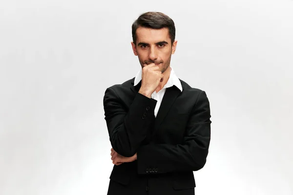 Man zwart pak bril hand gebaren emoties business en kantoor concept — Stockfoto