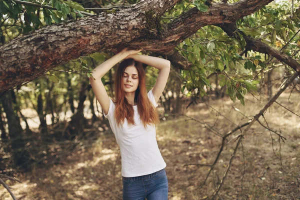 Donna che tocca ramo d'albero con le mani sulla natura in giardino stile di vita estivo e aria fresca — Foto Stock