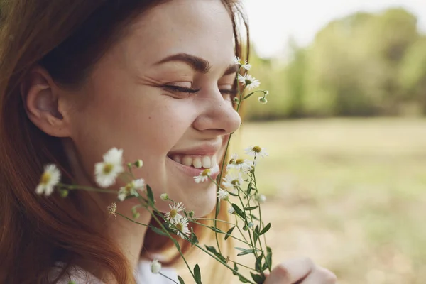 Mujer feliz con flores blancas al aire libre en el retrato del prado Copiar espacio —  Fotos de Stock