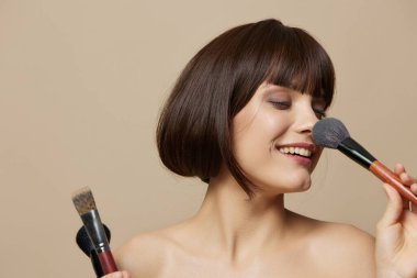 Genç kadın gülümsemesi çekici fırçalar kısa saç kesimi yakın çekim yaşam tarzı