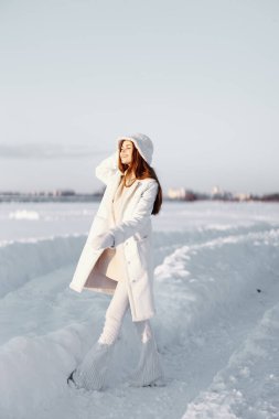 Genç bayan kış havası kar poz doğa dinlenme taze hava