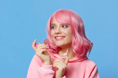 Pembe saçlı, makyajlı bir kadın.