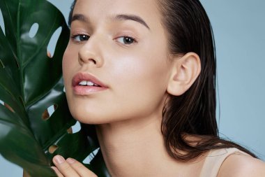 Kadın doğal saf cilt egzotik yeşil yaprak izole arka plan