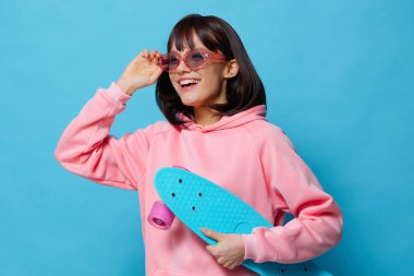 Pembe kazaklı bir kadın eğlence sektöründe izole edilmiş.