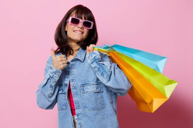 Renkli alışveriş çantaları olan güzel bir kadın.