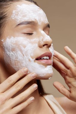 Esmer el, yüz kremi gençleştirme cazibesi gençlik ve cilt bakımı kavramı.