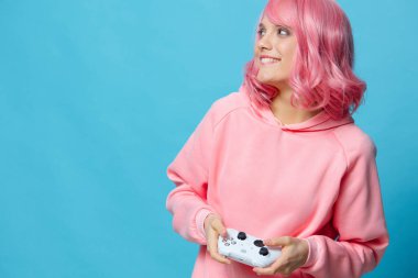 Oyunun elinde joystick olan portre kadını izole edilmiş arka plan pozu veriyor.
