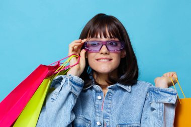 Mağazada alışveriş yapan genç bir kadın eğlence amaçlı kırpılmış manzara