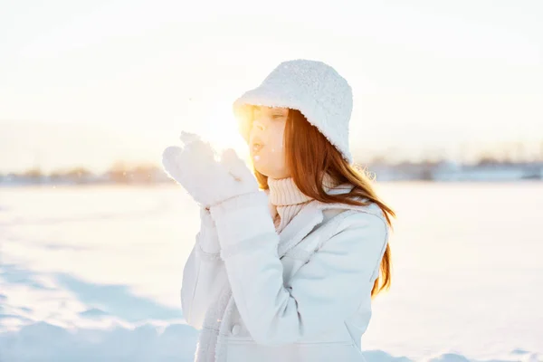 Mujer joven ropa de invierno caminar nieve frío vacaciones naturaleza —  Fotos de Stock