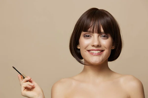 Schöne Frau Wimpernbürste Modell Make-up posiert isoliert Hintergrund — Stockfoto