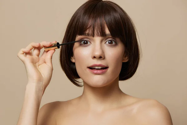 Brünette Mascara Kosmetik attraktiver Look posiert Nahaufnahme Lifestyle — Stockfoto