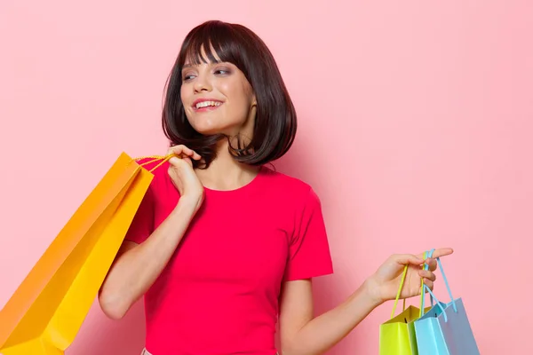 Kvinna med färgglada shoppingväskor isolerad bakgrund — Stockfoto
