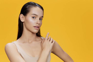 Kadın temiz cilt cazibesi yalıtılmış arka plan