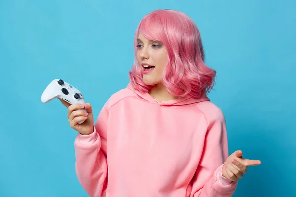 Femme avec un joystick dans les mains du jeu posant mode Lifestyle — Photo