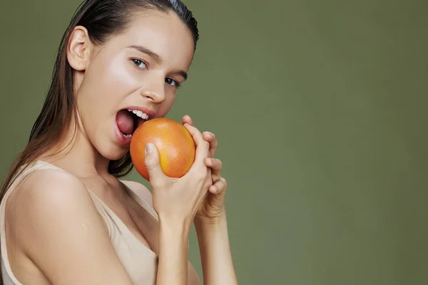 Portré nő grapefruit vitaminok egészség kozmetológia közelkép Életmód — Stock Fotó