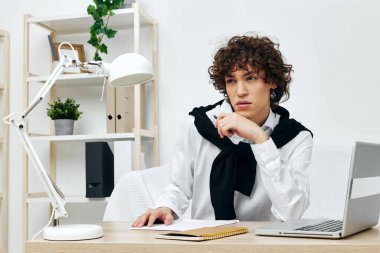 adam çevrimiçi laptop öğreniyor ev içi iletişim