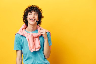 Yüze yakın bir erkek kalem. Üniversitede izole bir geçmiş öğreniyor.