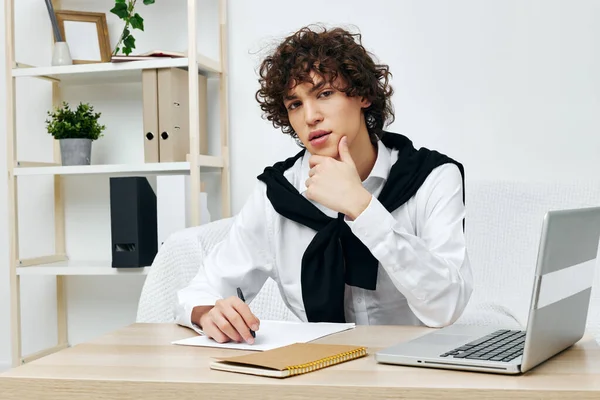 Cara sentado no sofá na mesa na frente de um laptop Estilo de vida tecnologia — Fotografia de Stock