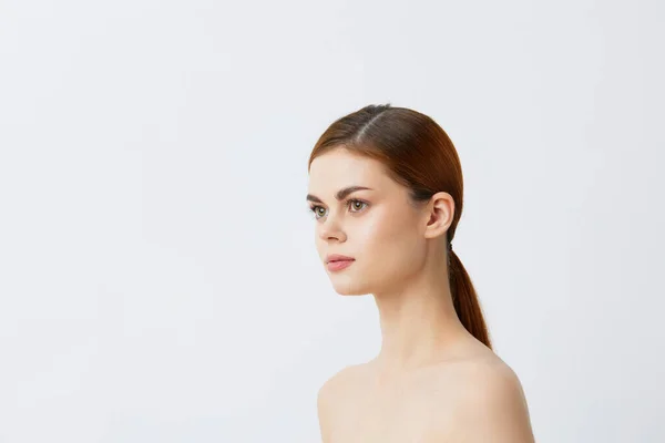 Mooie vrouw blote schouders pure huid glamour licht achtergrond — Stockfoto