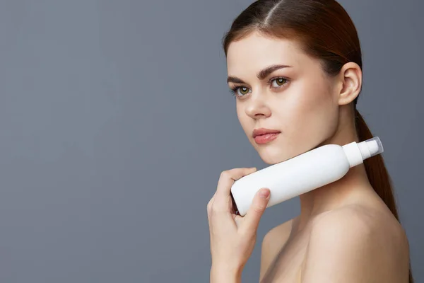 Porträtt kvinna hudvård lotion med bara axlar närbild livsstil — Stockfoto