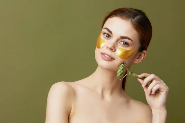Jonge vrouw pleisters verjonging huidverzorging plezier na douche gezichtsmassage close-up Lifestyle — Stockfoto