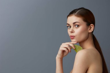 Güzel kadın yüz temizleyici cilt bakımı yakın çekim yaşam tarzı pozu