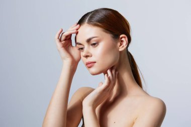 Güzel kadın gülümseyen çıplak omuzlu temiz cilt cazibesi yakın çekim yaşam tarzı