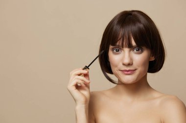 Güzel kadın gülüşü rimel cazibesi kısa saç kesimi izole arka plan