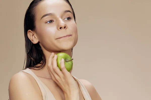 Morena feliz sorriso verde maçã saúde bege fundo — Fotografia de Stock